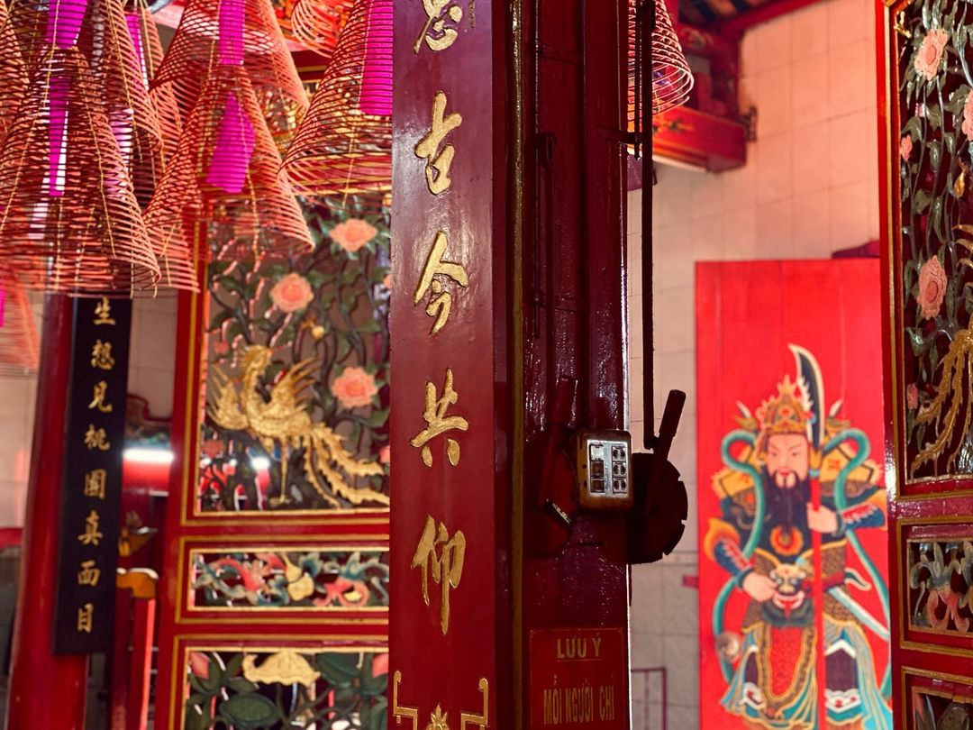 Khu vực thờ tự chính với tượng Quan Công tại Quan Thánh Miếu Phan Thiết