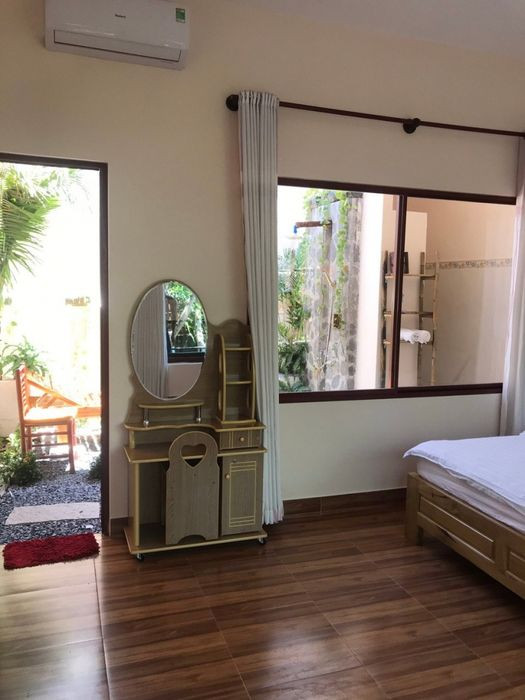 Khu vườn xanh mát và hồ bơi tại Mui Ne Garden Guesthouse