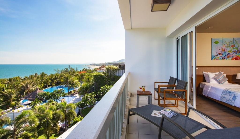 Khung cảnh hồ bơi với ghế nghỉ và cây xanh ở Mũi Né