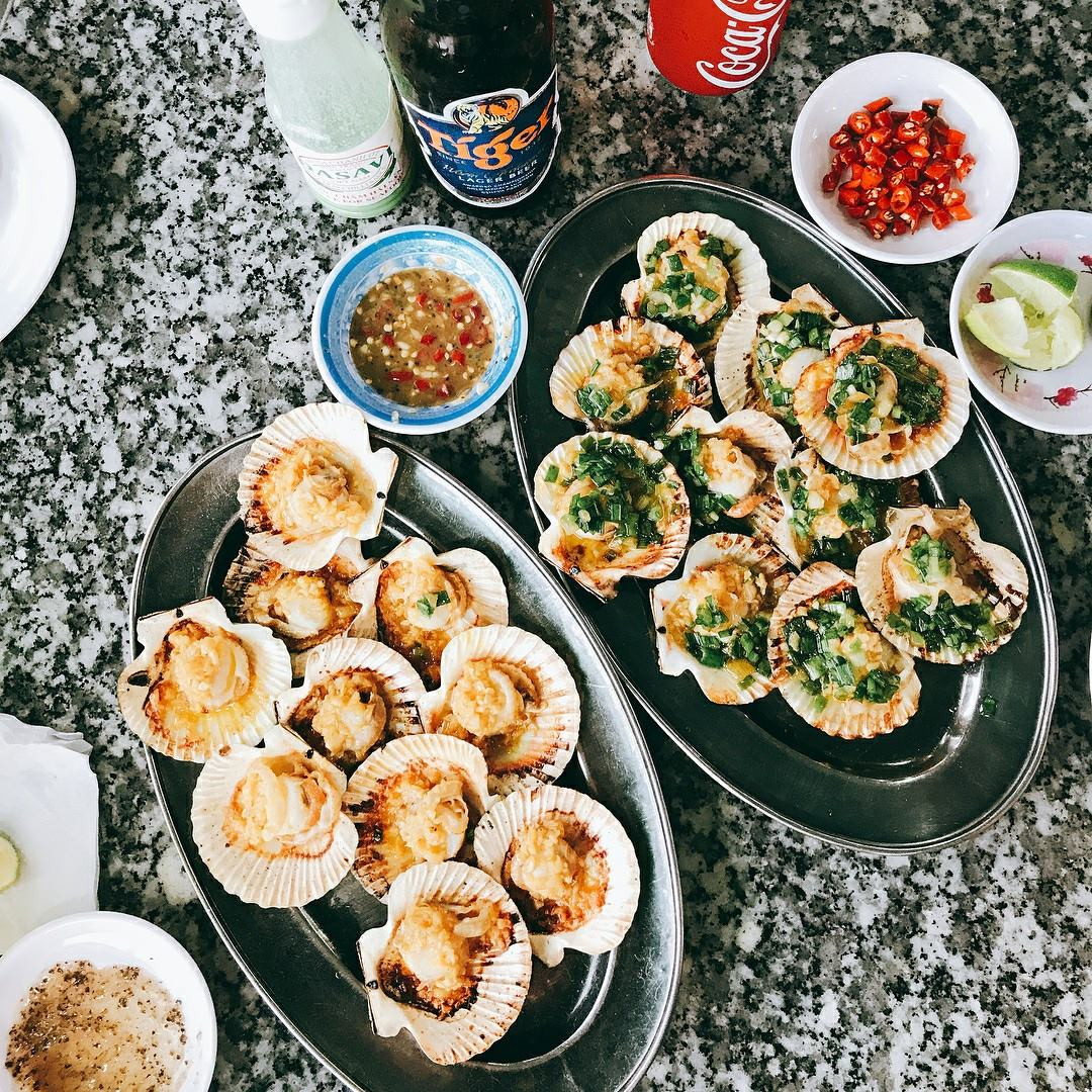 Khung cảnh nhộn nhịp tại một quán hải sản bờ kè Phan Thiết vào buổi tối