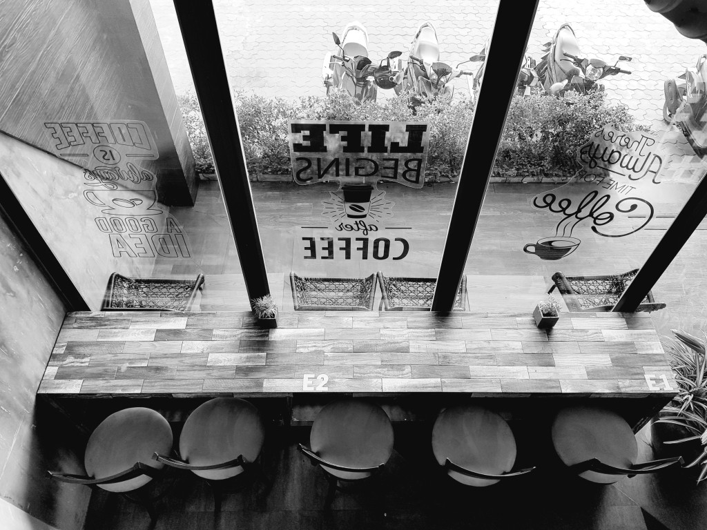 Khung cảnh Phan Thiet nhìn từ cửa kính lớn tại Meta Coffee