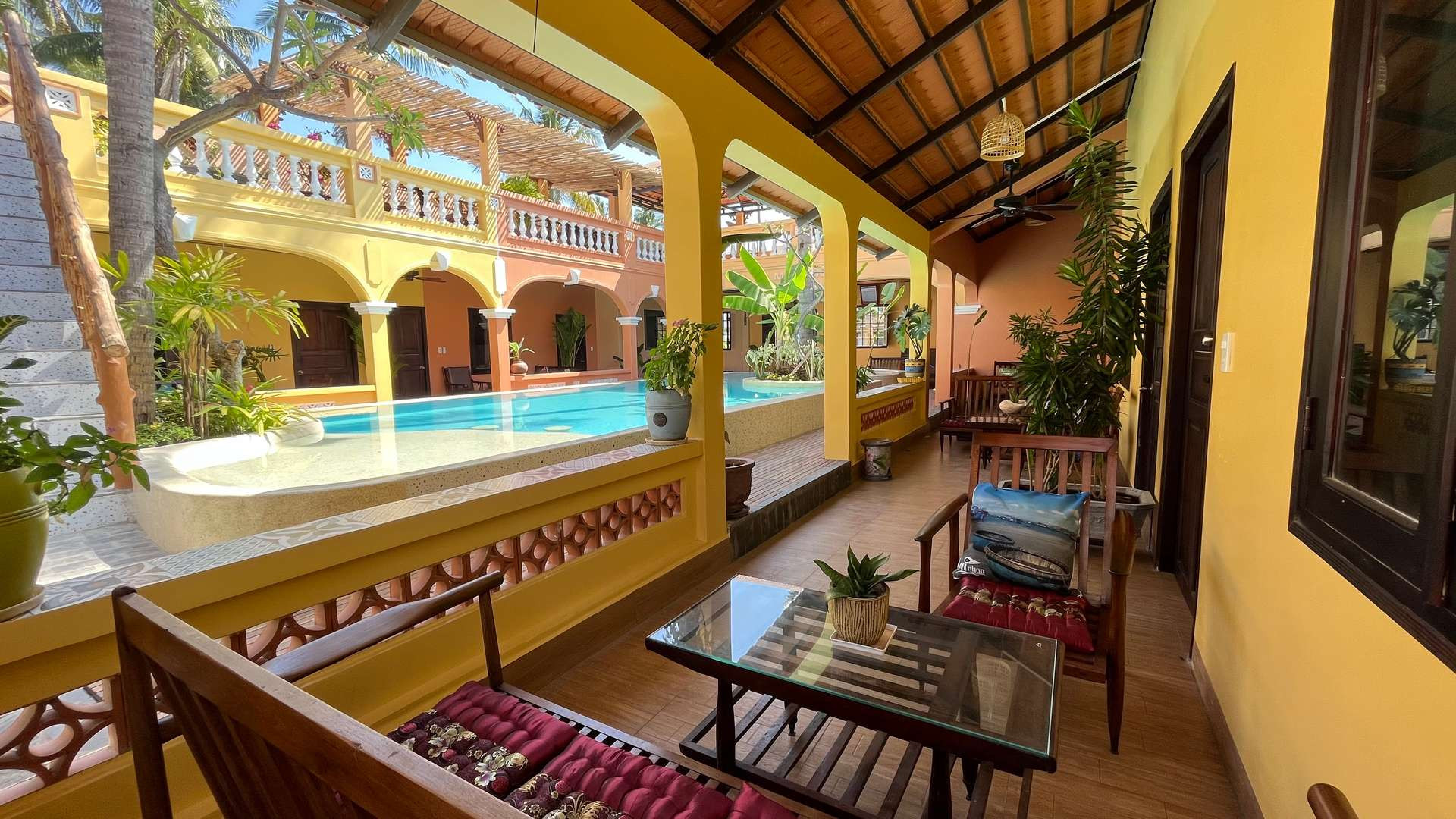 Khuôn viên hồ bơi tại Mi Nhon Em Hotel