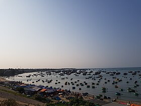 Làng chài Mũi Né bình yên với thuyền thúng và hải sản