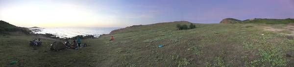 Lều cắm trại được dựng trên đỉnh đồi hướng ra biển tại Mũi Yến