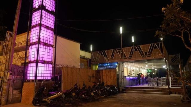 Lối vào Cargo Beach Mũi Né, quán bar bên bờ biển