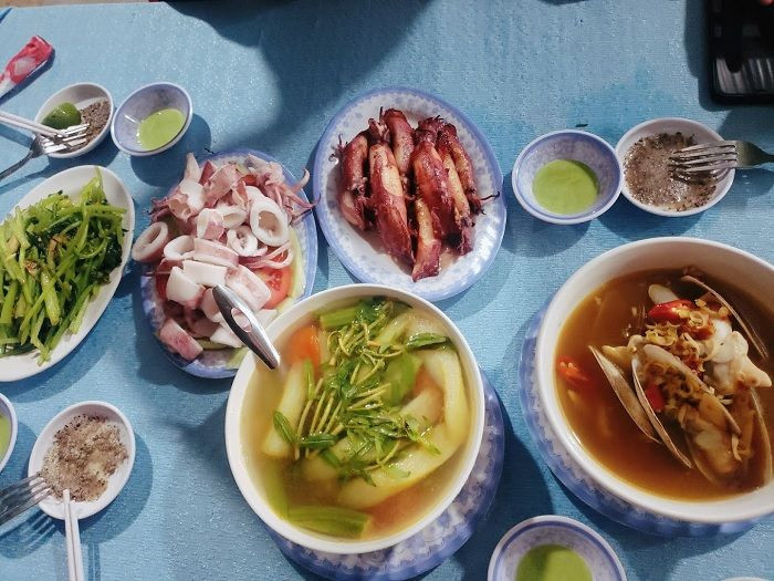 Lựa chọn và chế biến hải sản tươi tại Quán Lâm Tòng Mũi Né