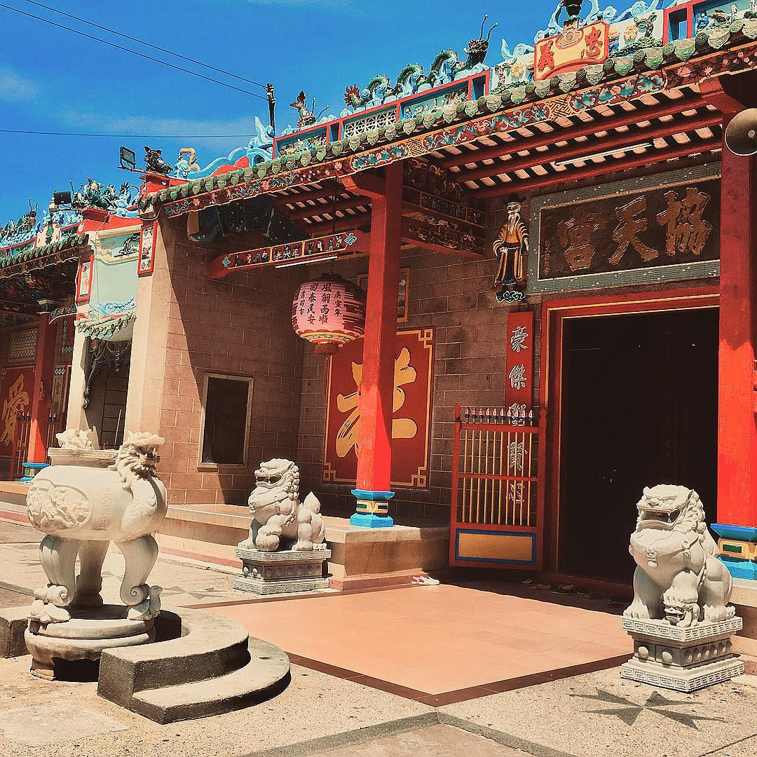 Mái ngói và kiến trúc đặc trưng của Chùa Ông Phan Thiết nhìn từ ngoài