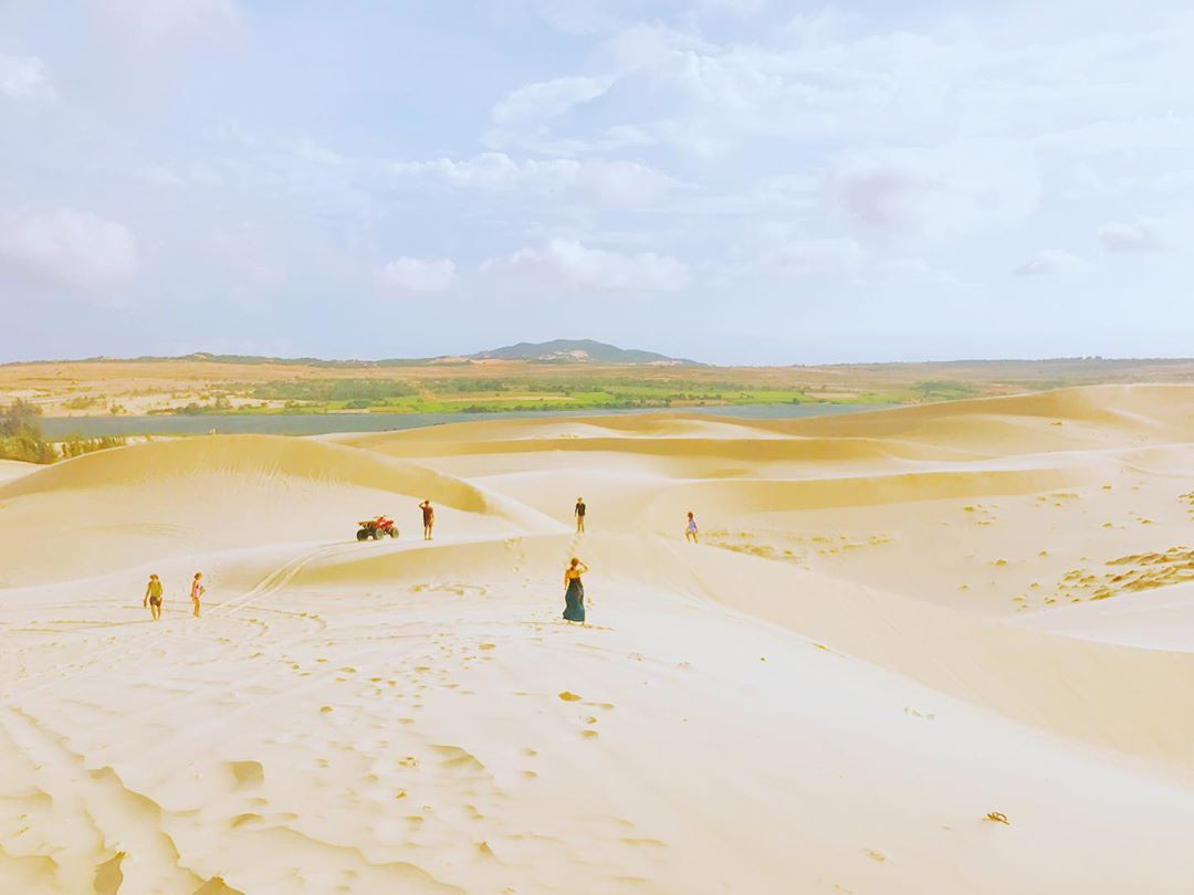 Mặt hồ Bàu Trắng phẳng lặng phản chiếu bầu trời