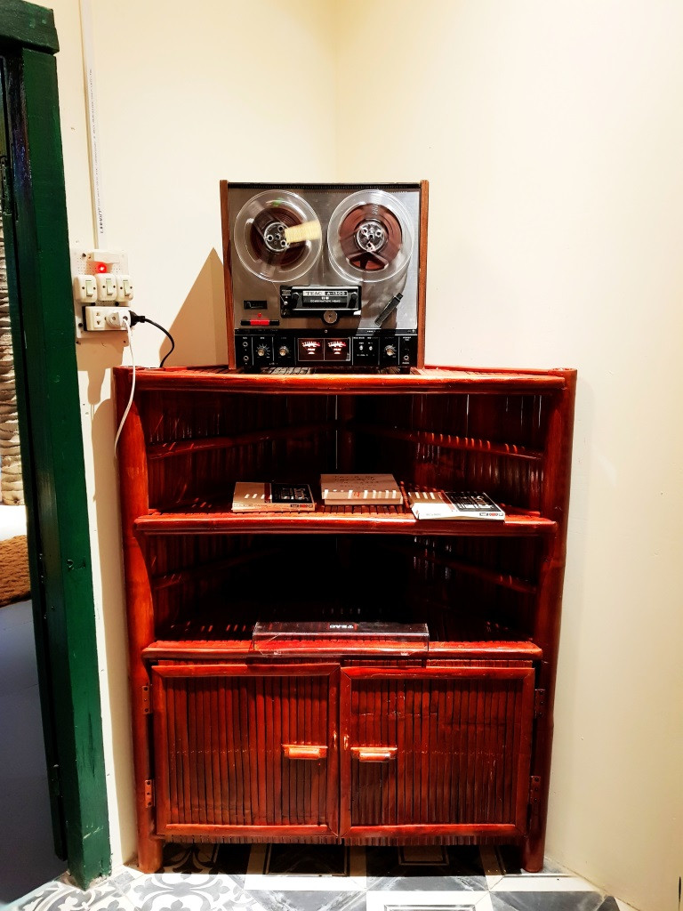 Máy hát cũ có thể phát nhạc từ băng từ