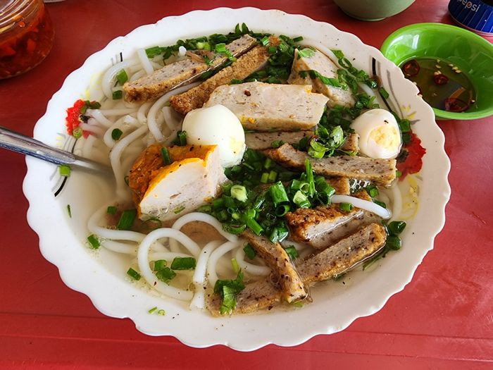 Miếng chả cá dày và sợi bánh canh trong tô bánh canh Cô Xí