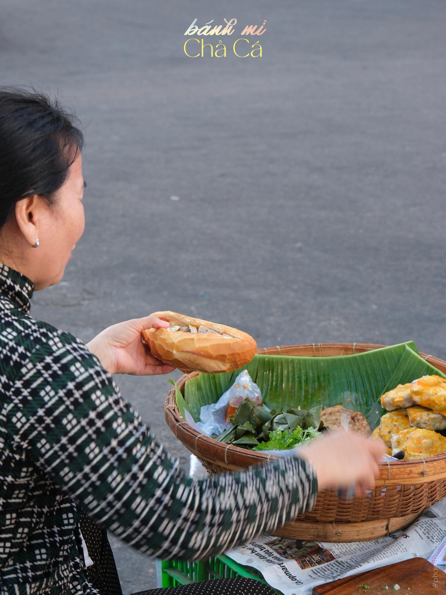 Miếng chả cá Phan Thiết vàng ruộm bên trong ổ bánh mì