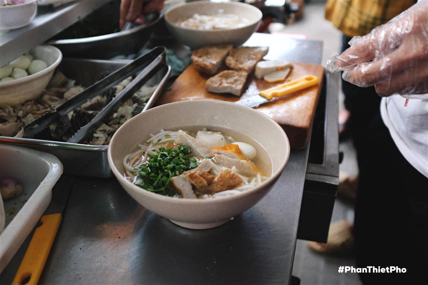 Mô tả Quán bánh canh Xíu Phan Thiết trên đường Kim Đồng đông đúc