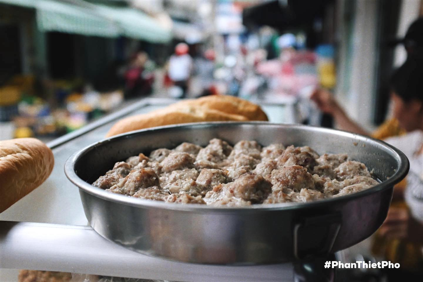 Món bánh mì chấm xíu mại trứng đặc sắc của Quán bánh canh Xíu Phan Thiết