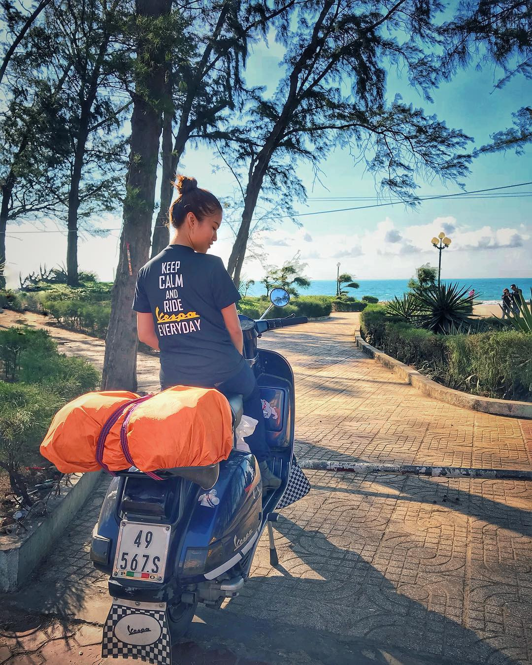 Một bạn trẻ check-in tại biển Đồi Dương Phan Thiết với hàng dương xanh