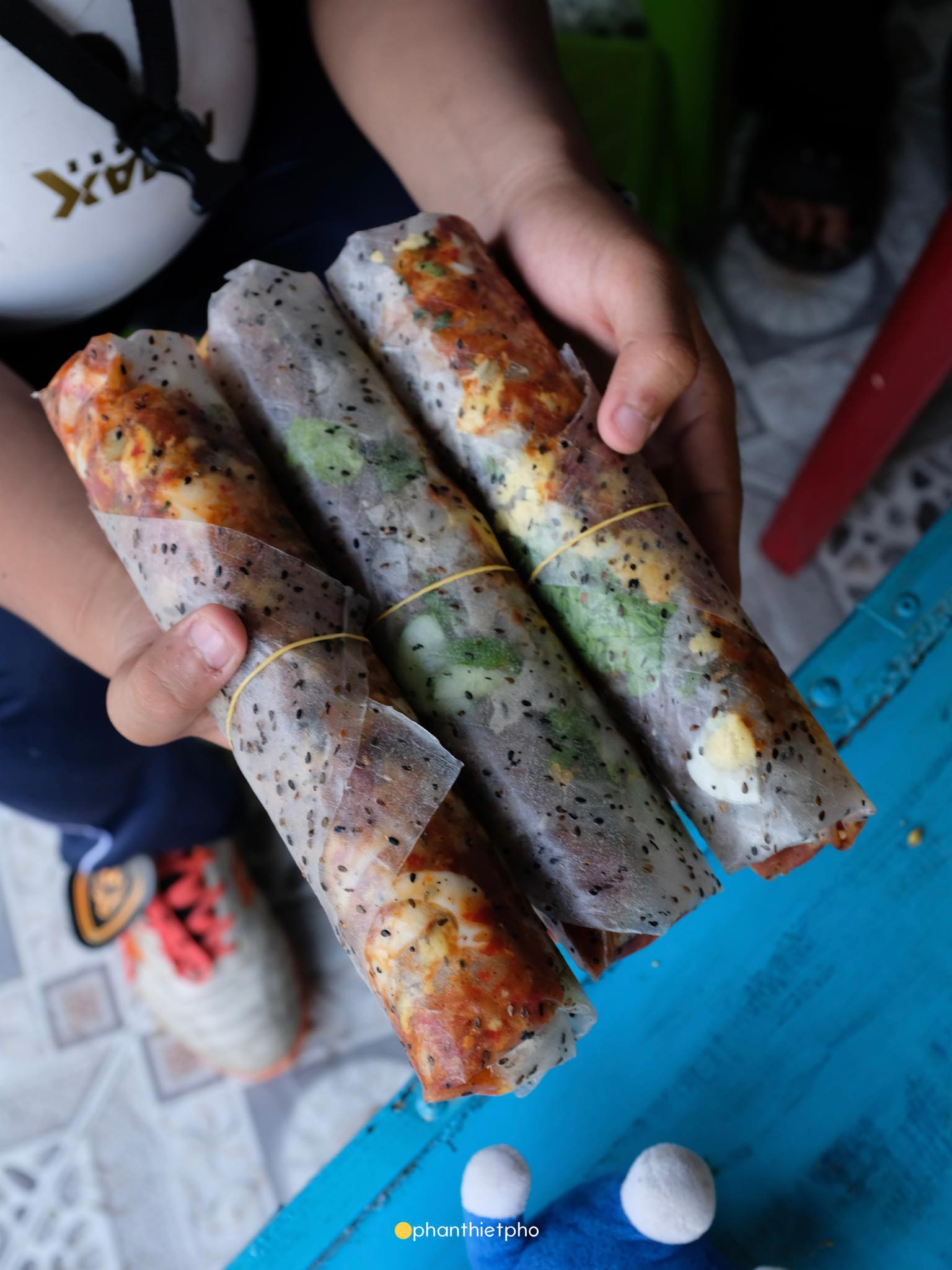 Một cuốn bánh tráng mắm ruốc Mũi Né to tròn hấp dẫn