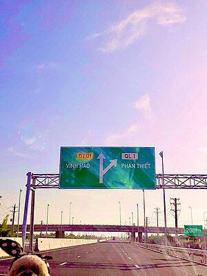 Một đoạn của Đường cao tốc Phan Thiết – Dầu Giây tại nút giao Ba Bàu, Bình Thuận, thể hiện rõ cấu trúc làn xe và dải phân cách.