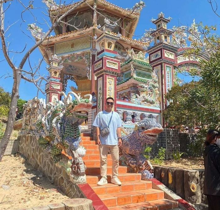 Một góc kiến trúc độc đáo với mái cong và tượng Phật tại Chùa Cổ Thạch