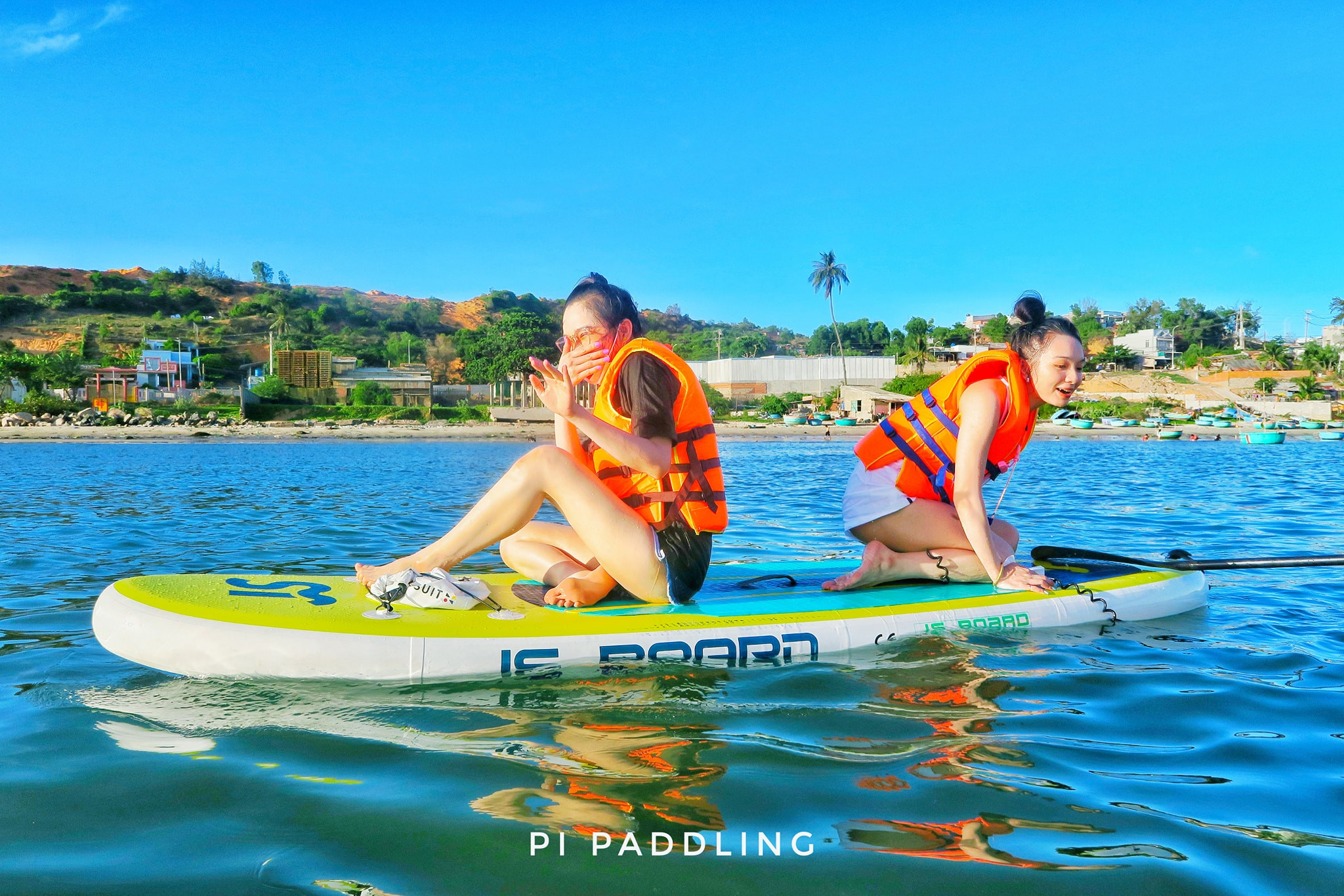 Ngắm bình minh tuyệt đẹp từ thuyền SUP tại khu vực làng chài Mũi Né