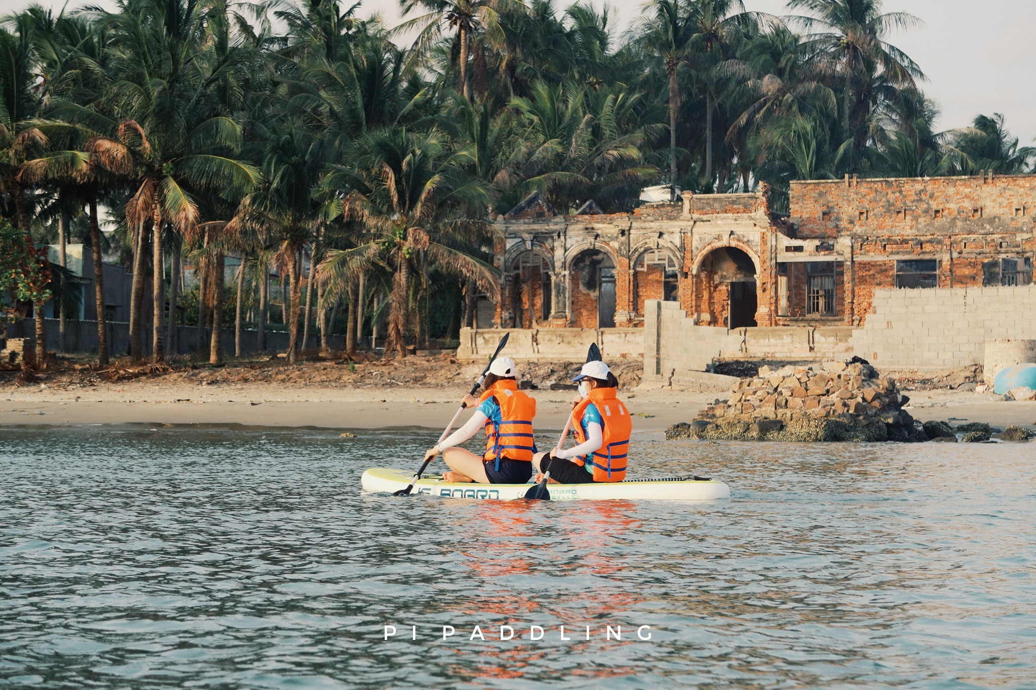 Ngắm nhìn những ngôi nhà cổ kính ven biển từ thuyền Kayak