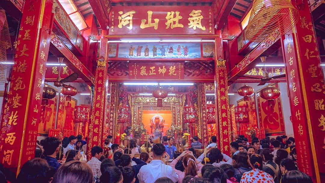 Người dân và du khách dâng hương cầu nguyện tại Chùa Ông Phan Thiết