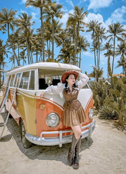 Người mẫu mặc trang phục Boho chụp ảnh trên đồi cát, thể hiện phong cách du lịch độc đáo ở Mũi Né