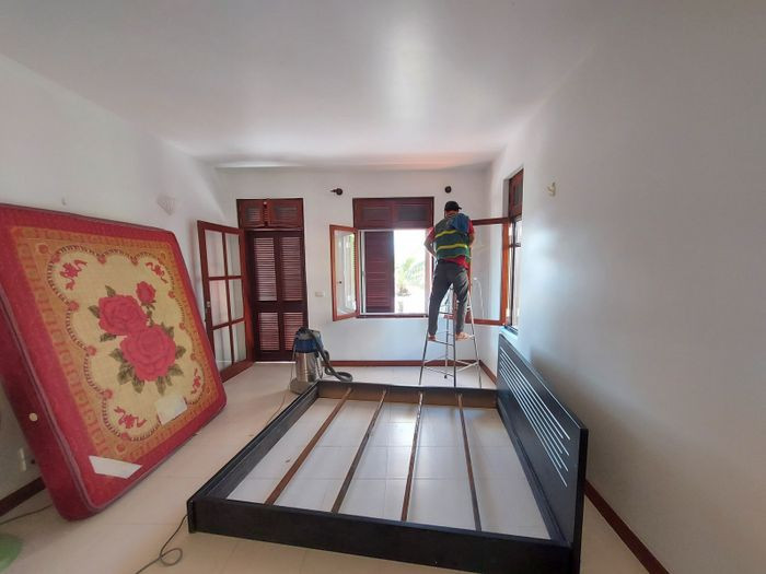 Người thợ vệ sinh lau kính tòa nhà cao tầng