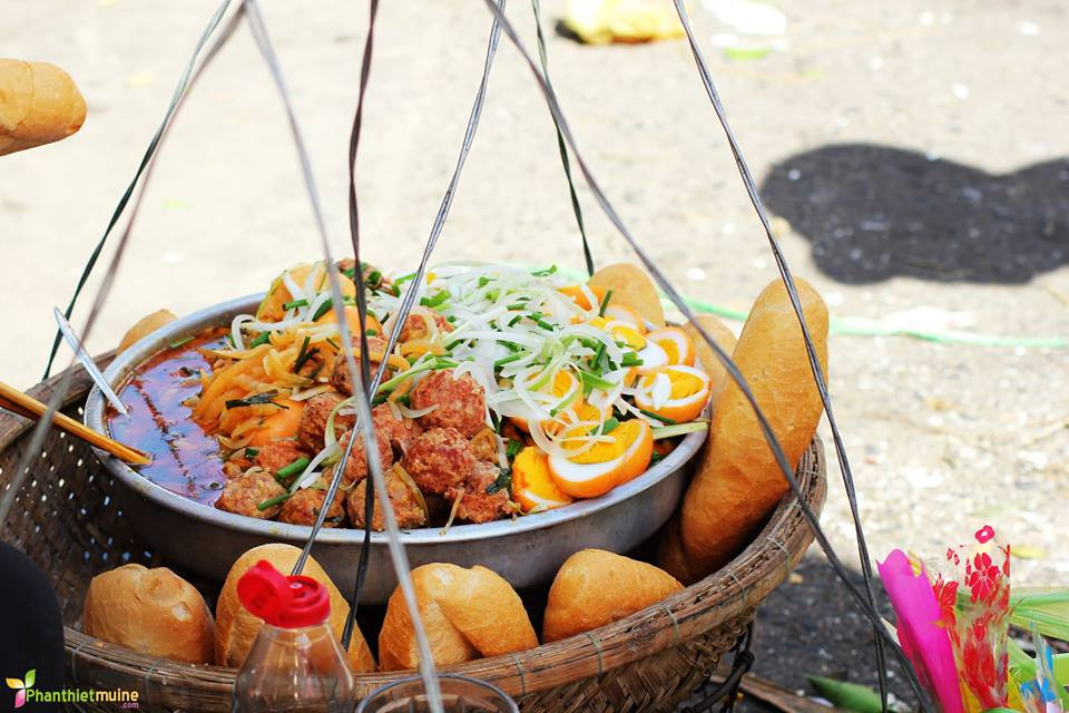 Nguyên liệu tươi ngon làm nên món bánh mì xíu mại trứng đặc trưng Phan Thiết