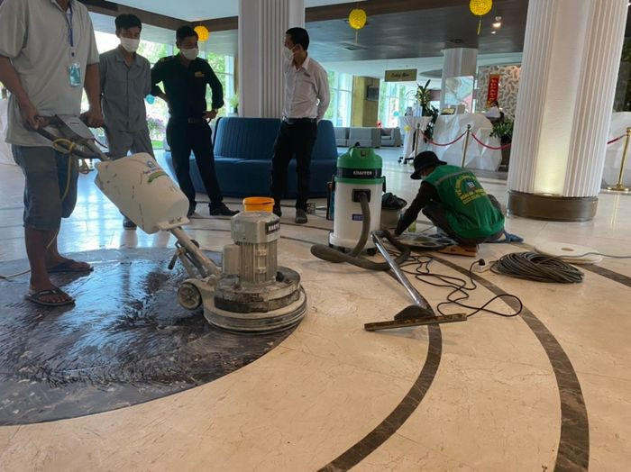 Nhân viên vệ sinh chuyên nghiệp đang làm sạch sàn