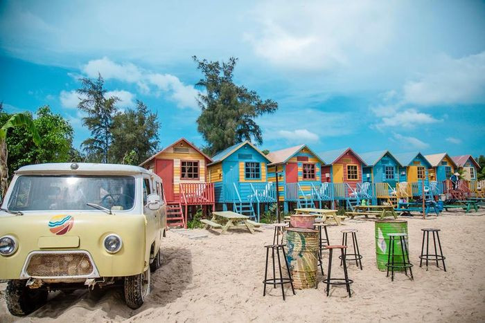 Những căn Beach Hut A rực rỡ giữa không gian xanh mát tại Coco Beach Camp Lagi Bình Thuận