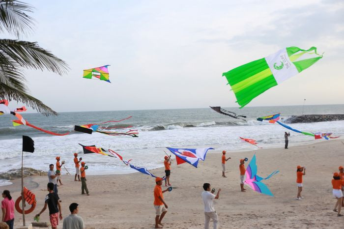 Những cánh diều đầy màu sắc bay lượn trên bầu trời Mũi Né