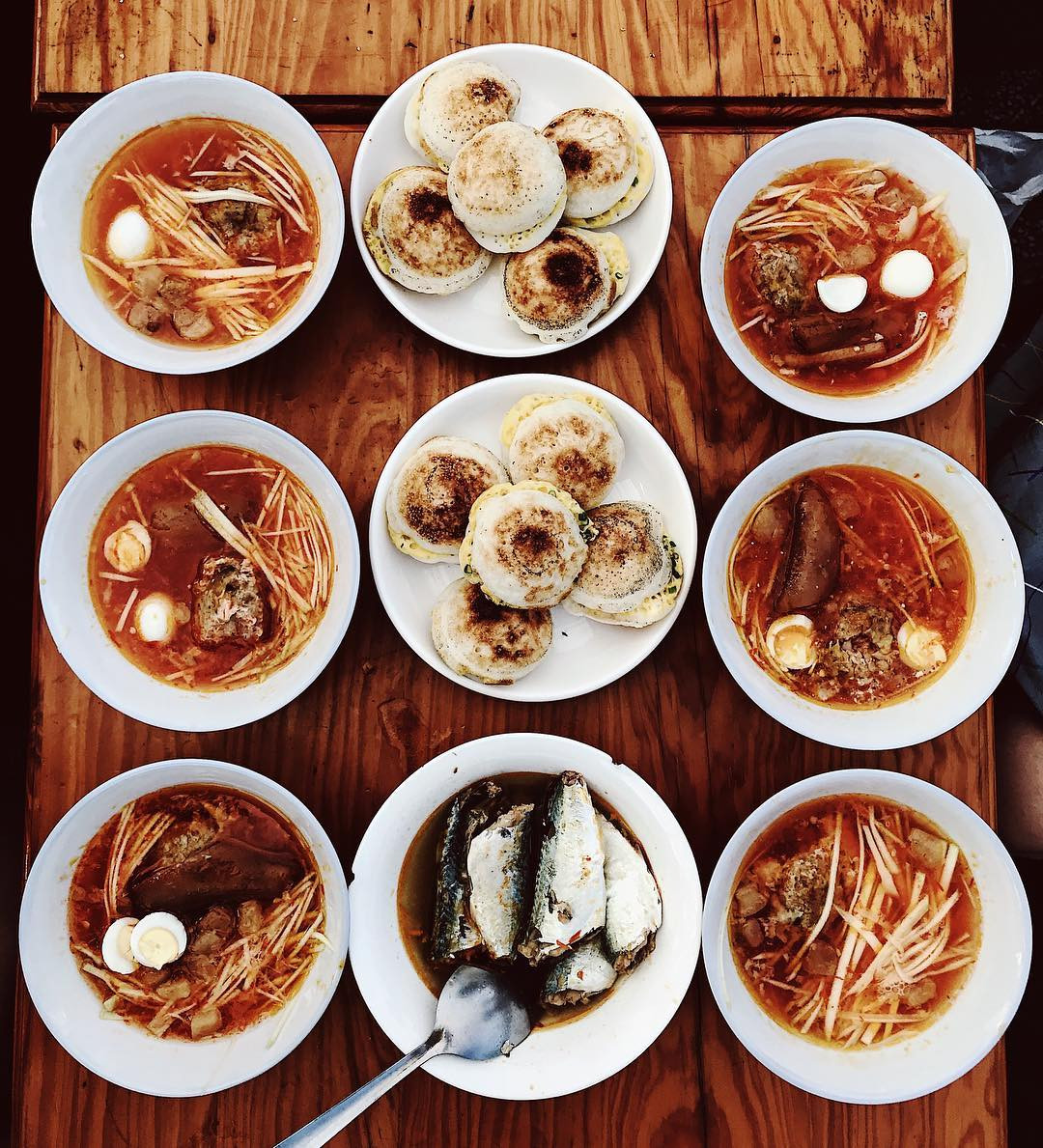 Những chiếc bánh căn nóng hổi vừa đổ xong, sẵn sàng phục vụ