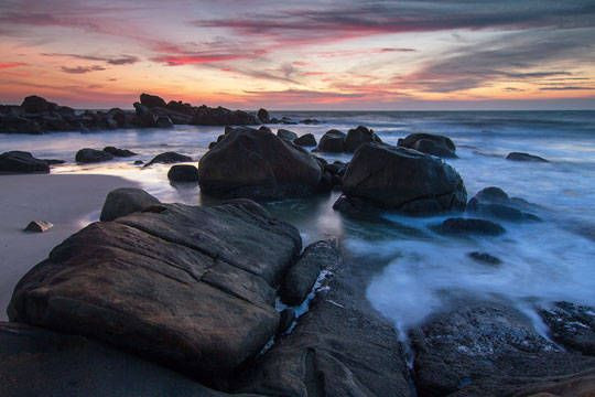 Những tảng đá hình thù độc đáo tại Vịnh Đá Nhảy Phan Thiết