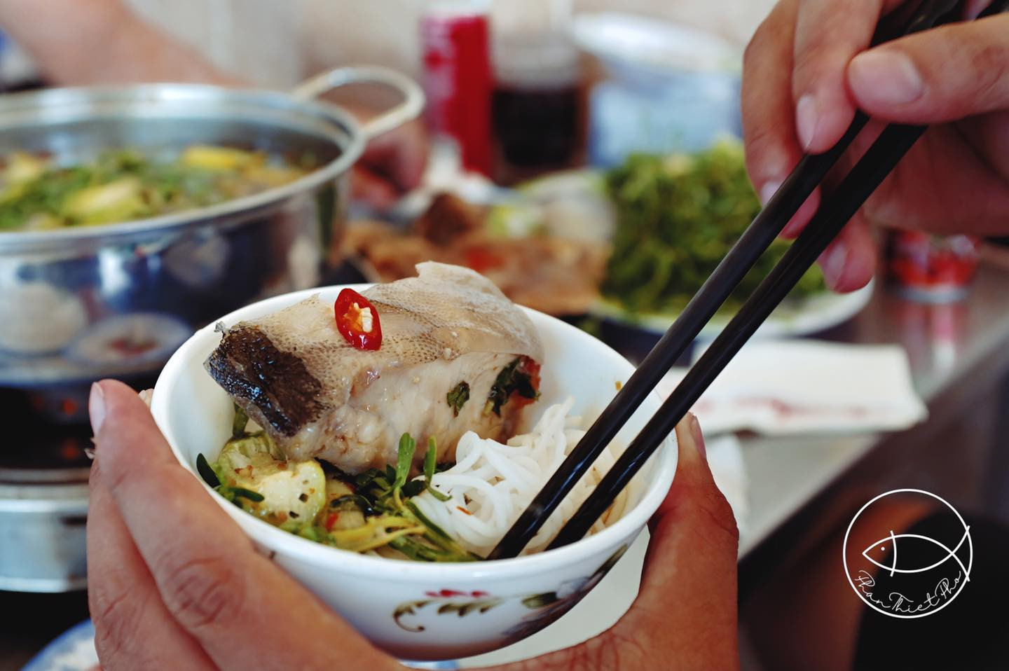 Nồi lẩu cá bớp nghi ngút khói, sẵn sàng cho bữa tối ấm cúng