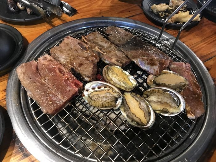 Nồi lẩu và đĩa thịt bò tươi ngon tại Nhà Hàng WoW buffet nướng lẩu Phan Thiết