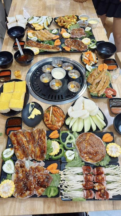 Nồi lẩu và đồ nhúng lẩu đa dạng tại Ushi Nướng &amp; Lẩu Phan Thiết