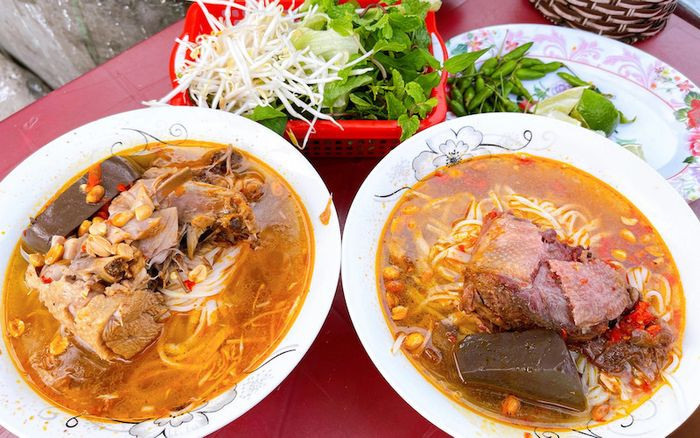 Nồi nước dùng mì quảng vịt Phan Thiết sôi sục tại chợ