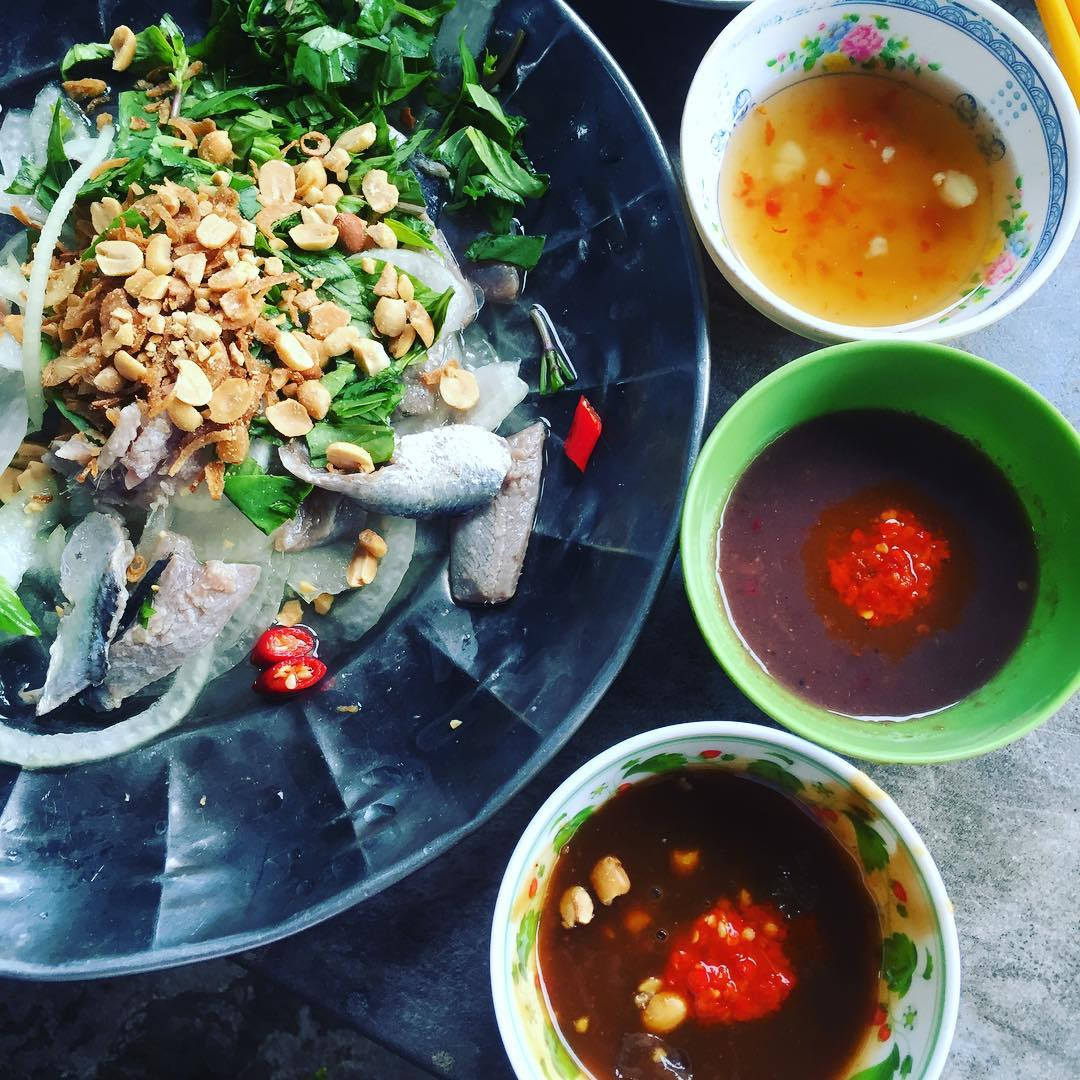 Nước chấm đậu phộng béo ngậy đặc trưng của gỏi cá Phan Thiết