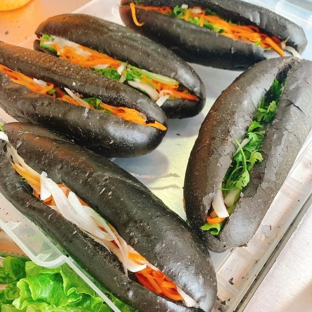 Ổ bánh mì đầy ắp nhân bò sốt tiêu đen từ Quán Nhi Nhi Phan Thiết