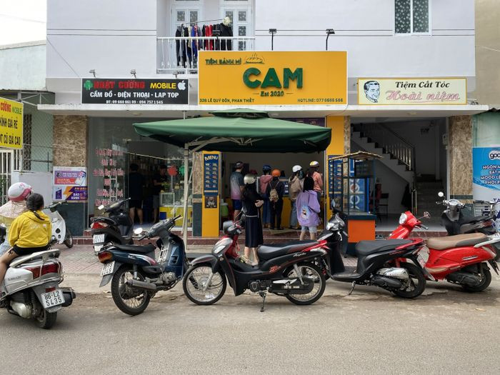 Ổ bánh mì lớn đầy ắp nhân tại Tiệm Bánh Mì Cam