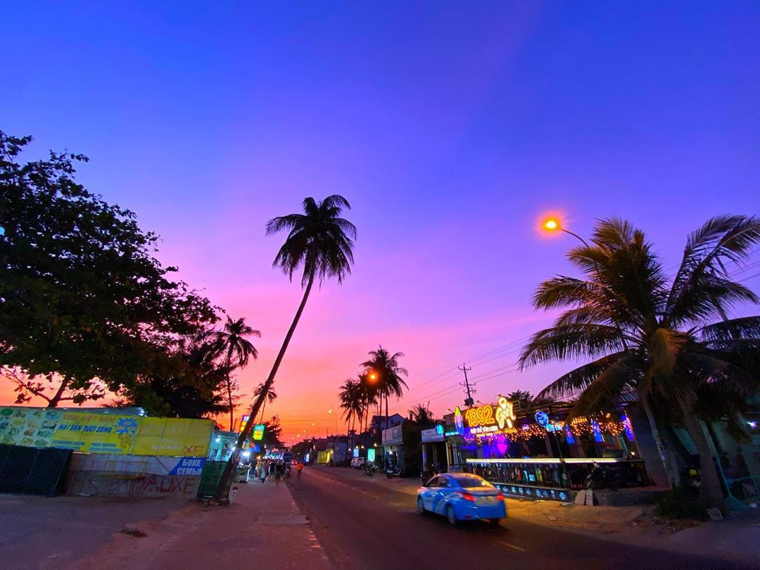 Phố Tây Nguyễn Đình Chiểu Mũi Né lung linh ánh đèn khi màn đêm buông xuống