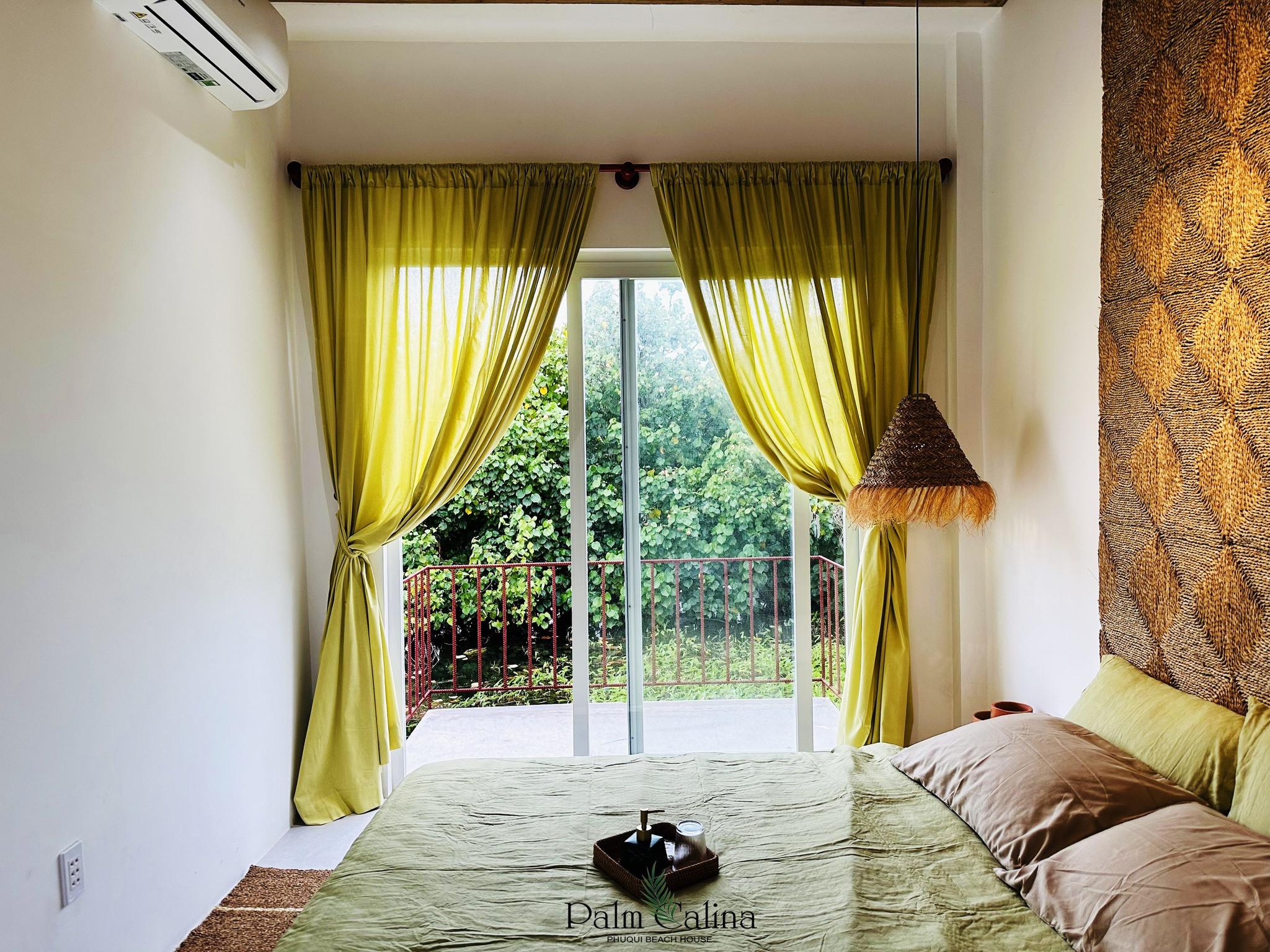 Phòng ở của Palm Calina Homestay tràn ngập sắc xanh và gần gũi thiên nhiên