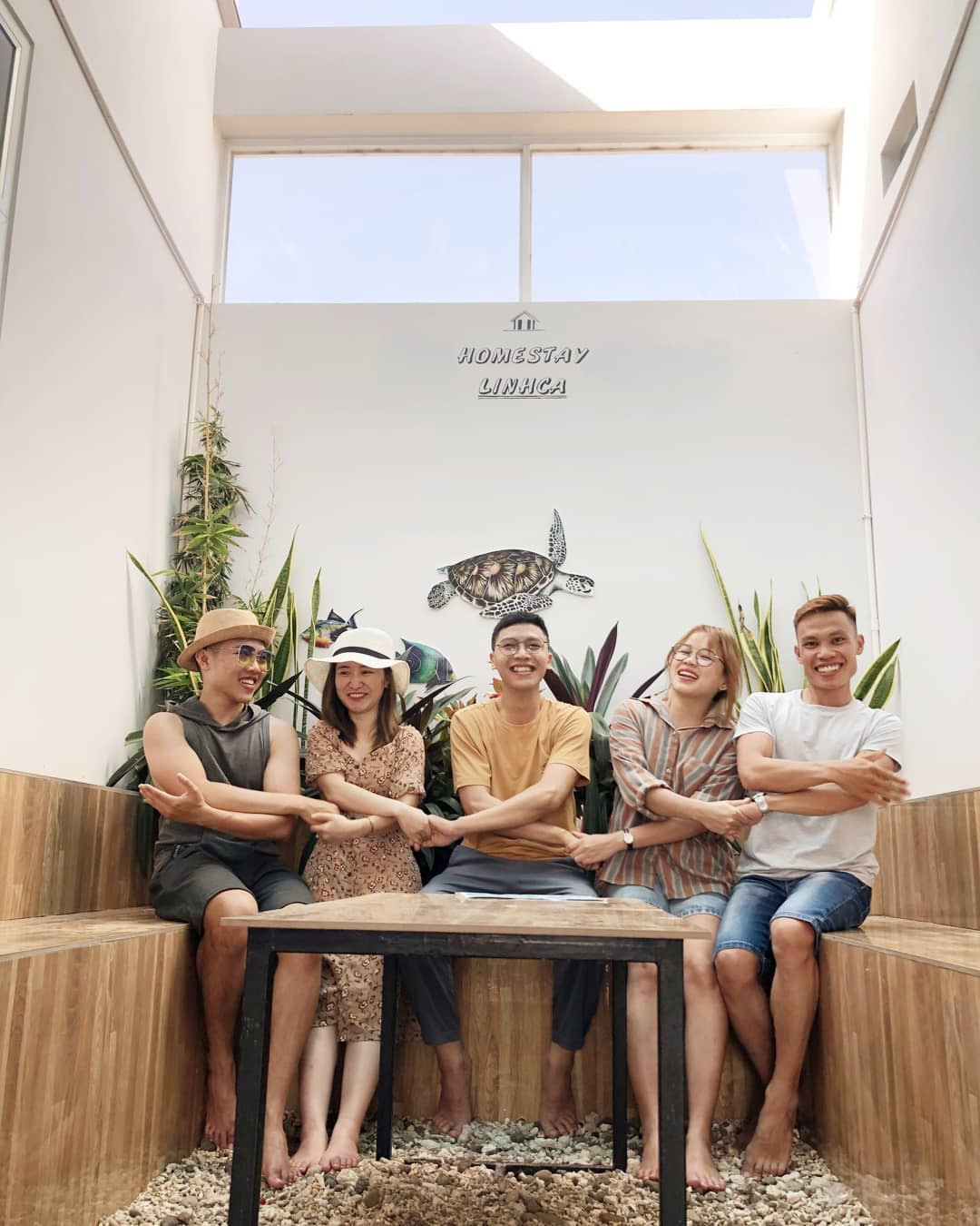 Quang cảnh bên ngoài một homestay giá rẻ với không gian xanh mát ở Phú Quý