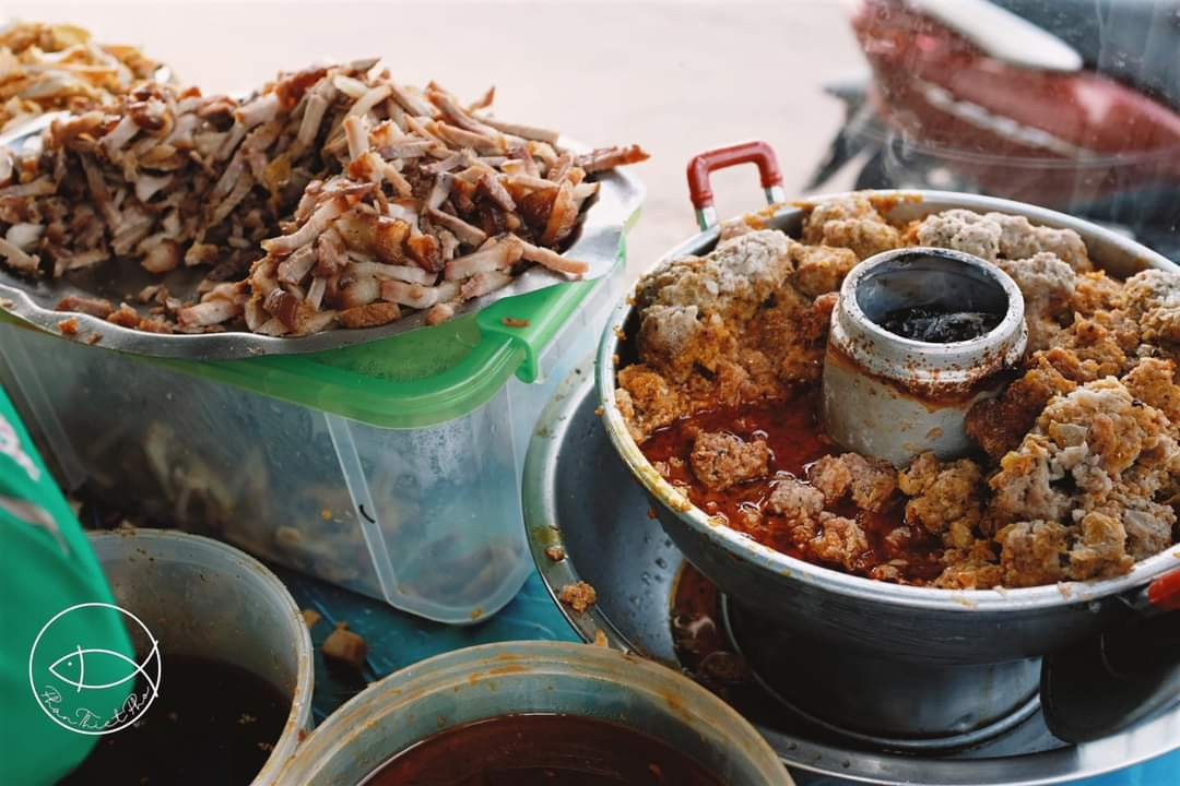 Quầy bán bánh mì xíu mại trứng đông đúc khách chờ tại Phan Thiết