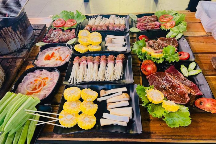 Quầy buffet line đa dạng các món ăn kèm và tráng miệng tại Homie BBQ Phan Thiết