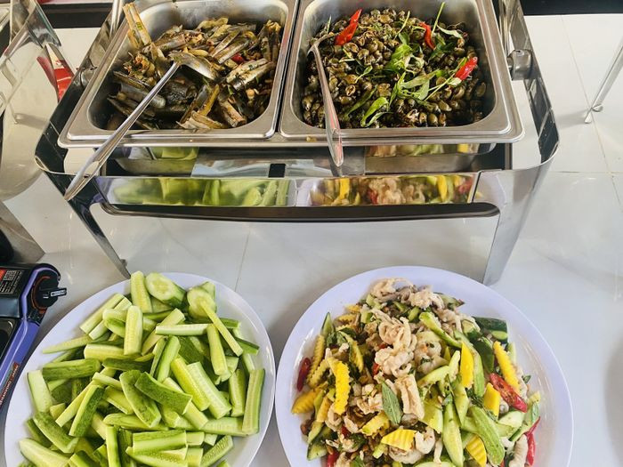 Quầy line tự chọn với nhiều món ăn sẵn tại Buffet BBQ Phan Thiết