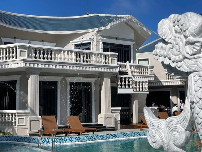 Roman Resort Phú Quý với hồ bơi riêng và kiến trúc Châu Âu