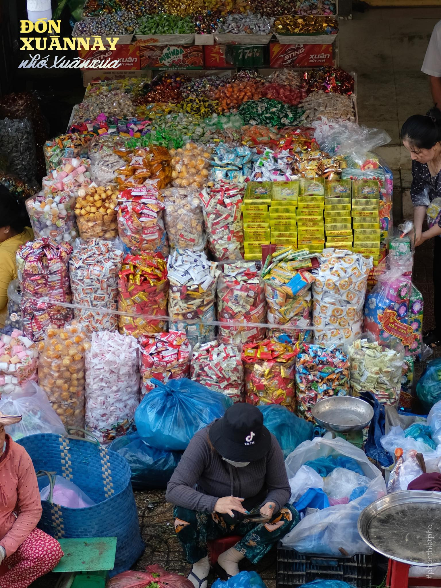 Sắc màu hấp dẫn của bánh mứt tại chợ Tết Phan Thiết