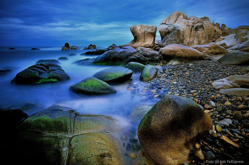 Sắc màu rực rỡ của Bãi đá bảy màu Cổ Thạch khi bình minh lên