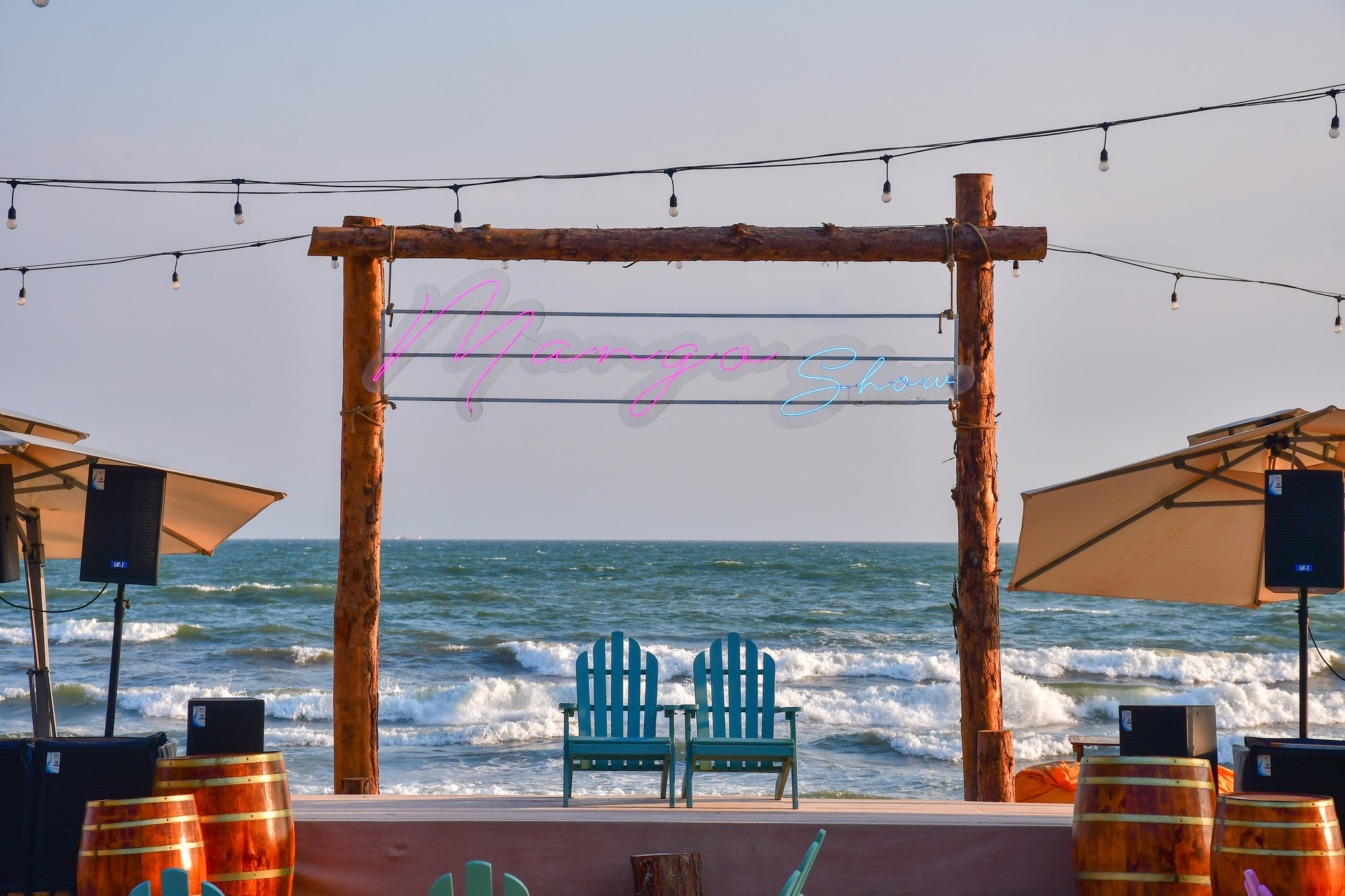Sân khấu live show view biển tại Mango Beach
