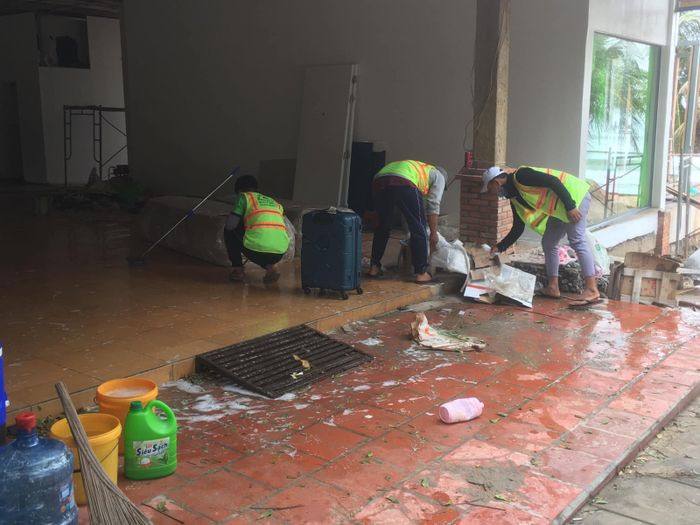 Sàn nhà sau khi được vệ sinh và đánh bóng